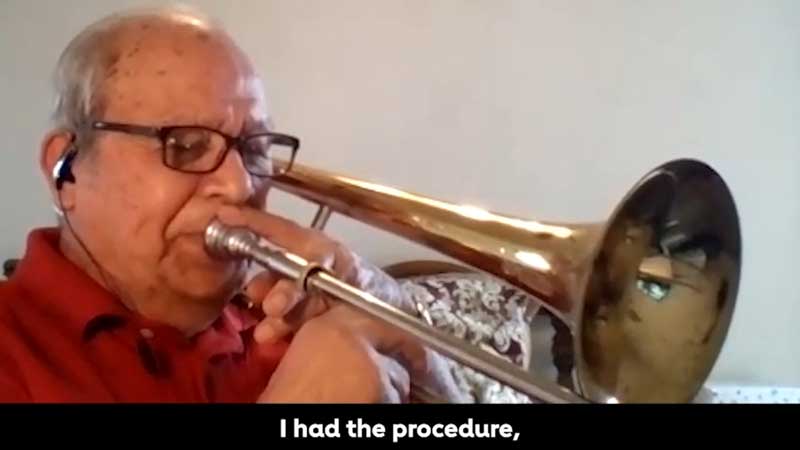 Jim tocando el trombón