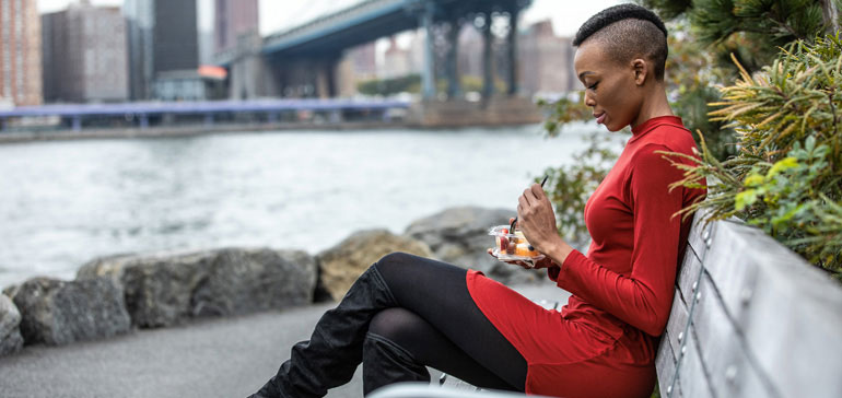 mujer de negocios comiendo un almuerzo saludable al aire libre en la ciudad