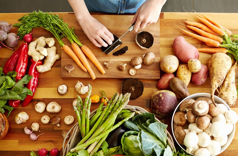 verduras saludables sobre una tabla de cortar