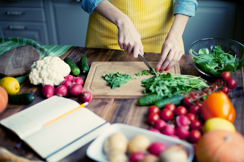 Mujer picando verduras