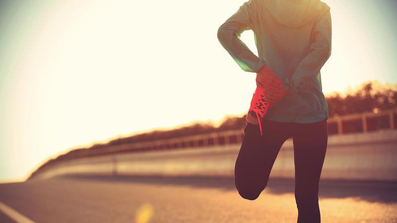 Mujer haciendo estiramientos al aire libre durante su entrenamiento