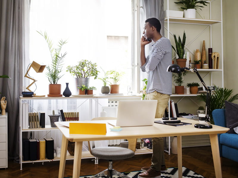 hombre trabajando desde casa al teléfono