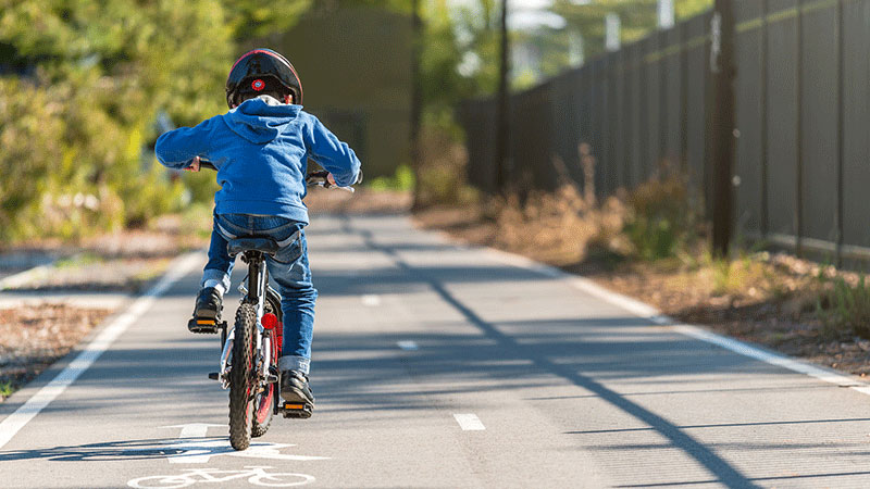Niño montando en bicicleta