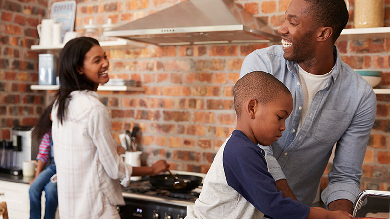 familia afroamericana feliz cocinando