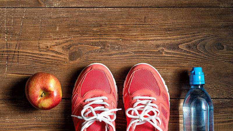 zapatos, manzana y botella de agua