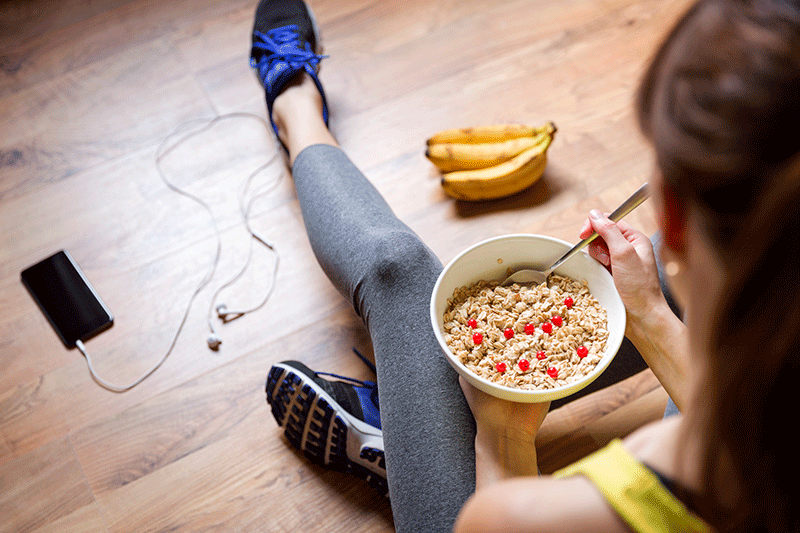 mujer comiendo avena y plátano después del entrenamiento