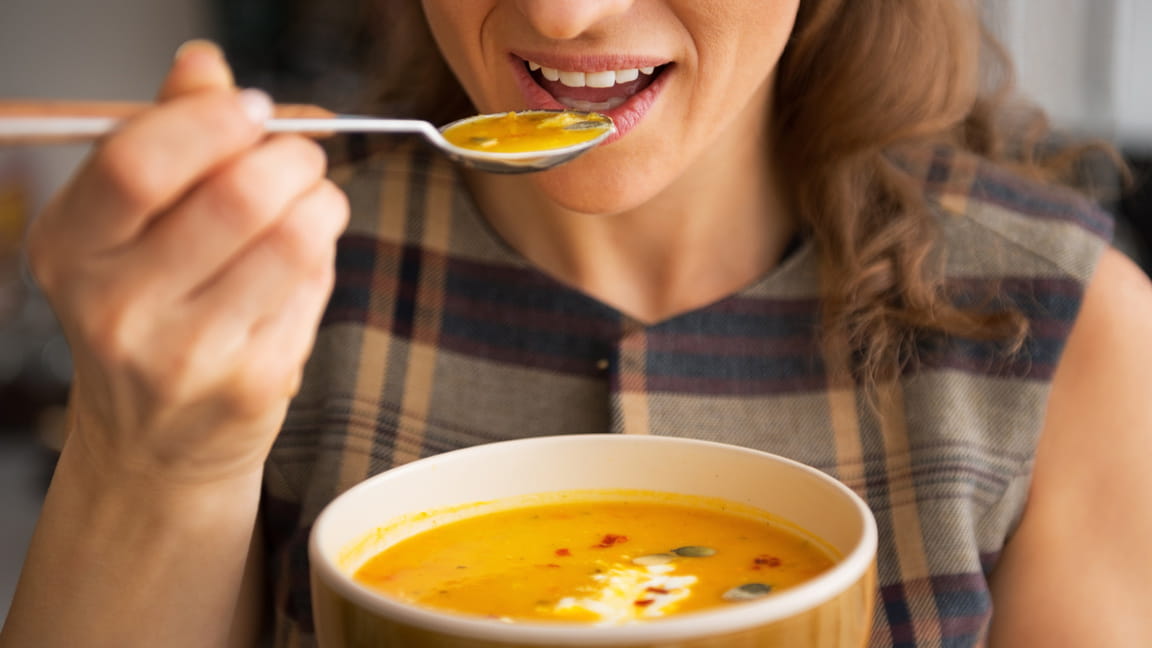mujer comiendo sopa