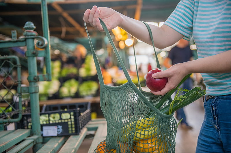 bolsa reutilizable con frutas y verduras