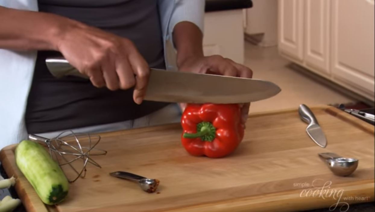 Aprenda a cortar pimientos morrones de forma fácil y uniforme en este video del programa Simple Cooking with Heart de la American Heart Association.