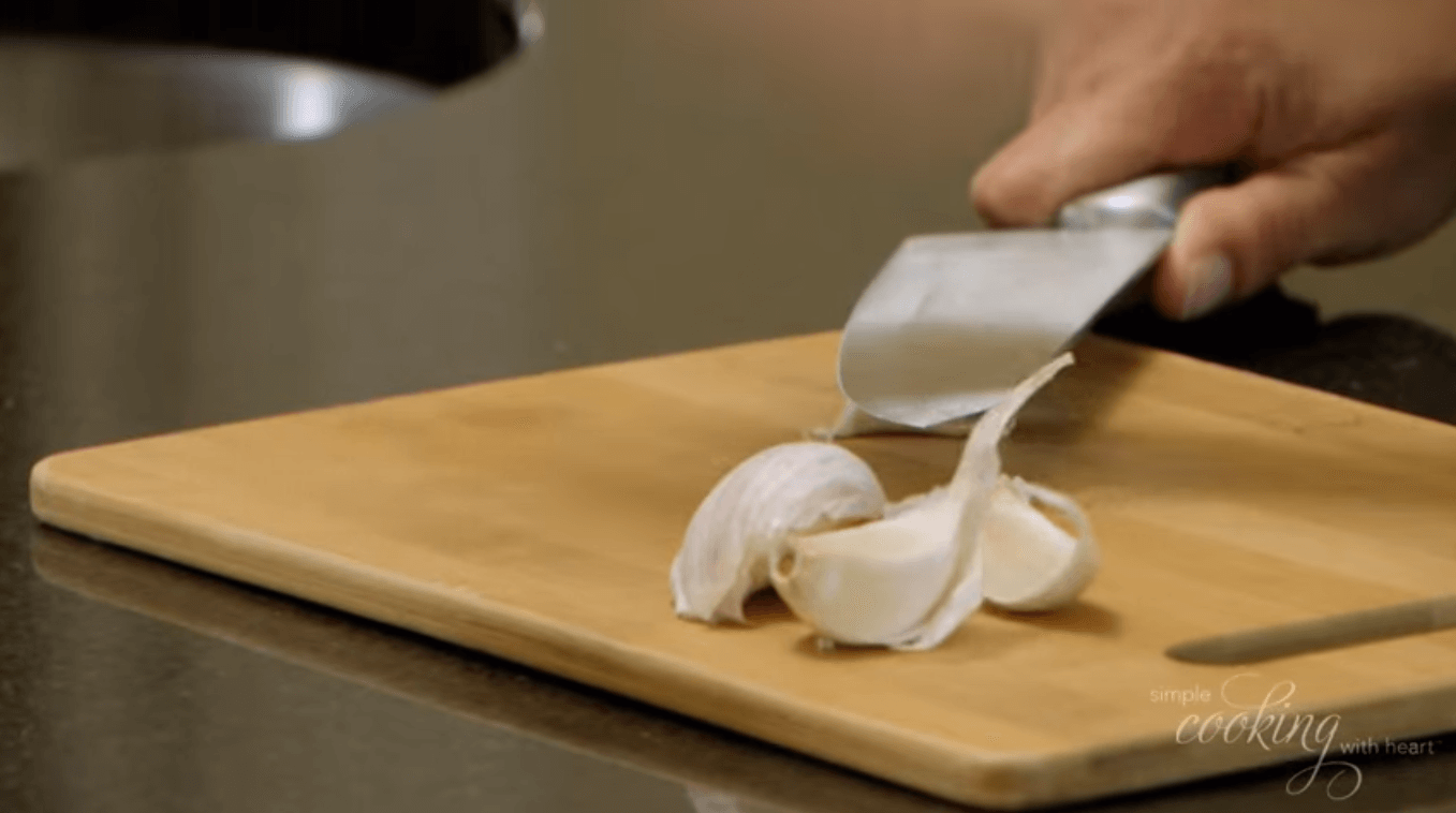 Video sobre picar o cortar ajos en trozos