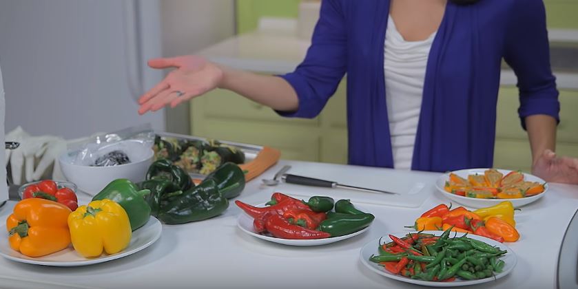 El programa Simple Cooking with Heart de la American Heart Association le enseña a elegir el tipo de pimiento para su receta.