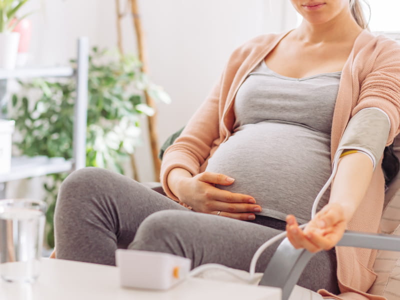 Lo que las mujeres embarazadas con presión alta necesitan saber