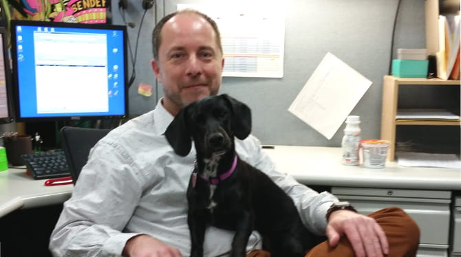 El perro de Jonathan Walker, Emalee, ayuda a reducir su ansiedad en el trabajo. (Fotografía cortesía de Jonathan Walker)
