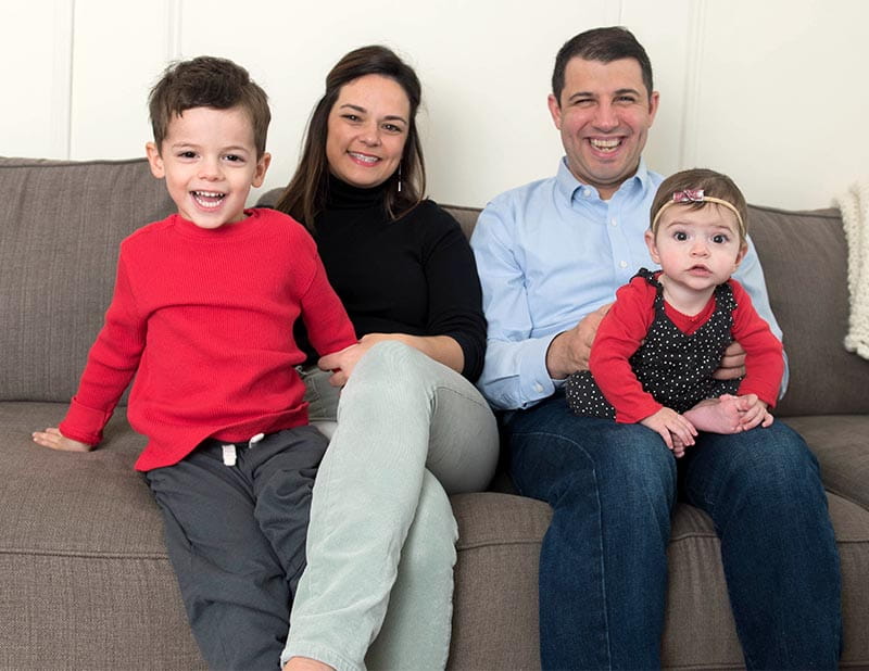 Marisa MacDonnell con su marido y sus hijos, de izquierda a derecha: Sam, Marisa, Brian y Cece. (Fotografía de Kelley Marie Photography)