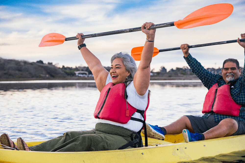 Una pareja hispana feliz paseando en kayak