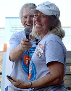 Debra Meyerson y Steve Zuckerman hablando sobre los ataques o derrames cerebrales en un evento