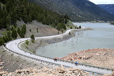 Imagen de dron de los ciclistas de Stroke Across America acercándose a Yellowstone, MT.