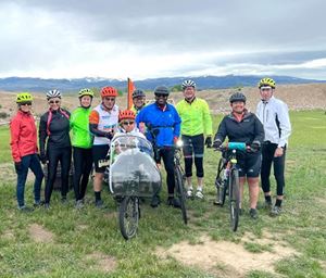 Foto de grupo del viaje en bicicleta de 100 días de Deb y Steve