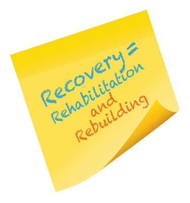 ilustración digital de una nota adhesiva amarilla con las palabras “Recuperación = Rehabilitación y Reconstrucción” escritas en ella