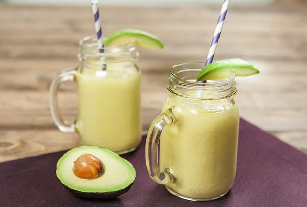 Refrescante batido de aguacate y coco Refrescante batido de aguacate y coco