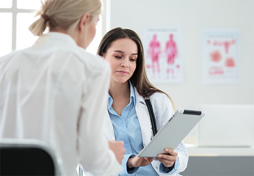 dos médicas miran el portapapeles