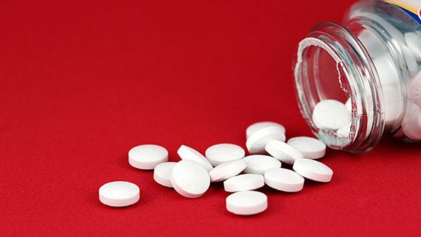 píldoras saliéndose de un frasco píldoras saliéndose de un frasco
