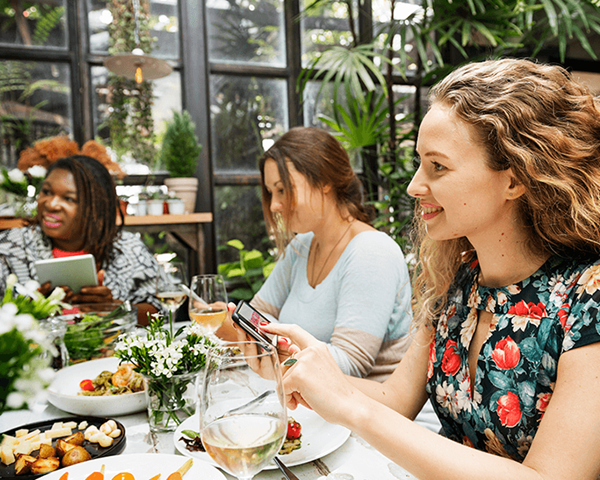 grupo diverso de mujeres comiendo juntas