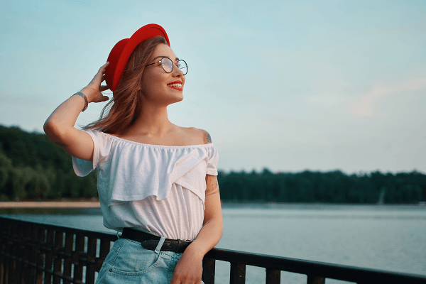 retrato de una niña sonriente junto a un lago