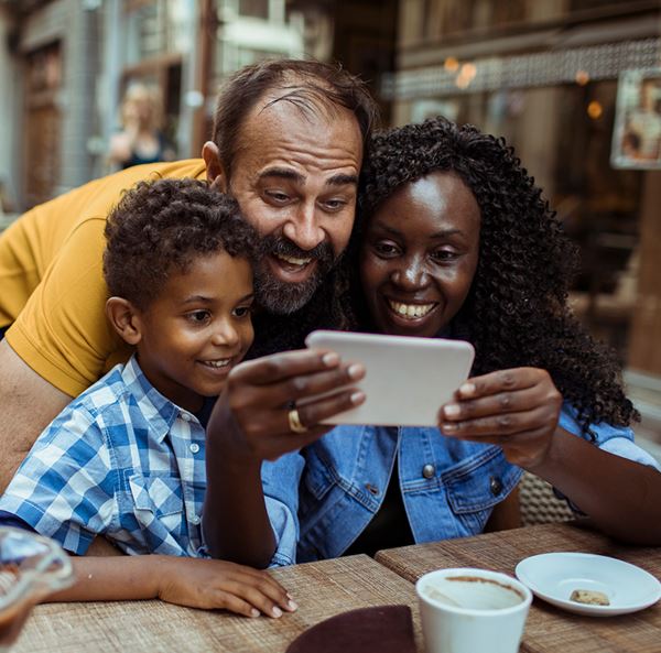 una familia feliz se toma una selfie