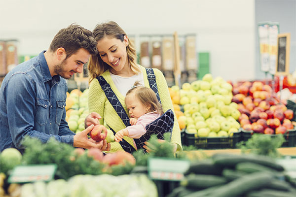pareja y bebé en el supermercado