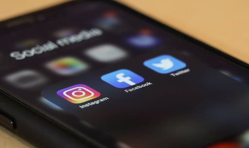 iPhone con íconos de redes sociales en pantalla