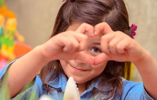 niña pequeña que demuestra cariño