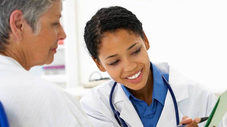 doctor que muestra a un paciente su historial
