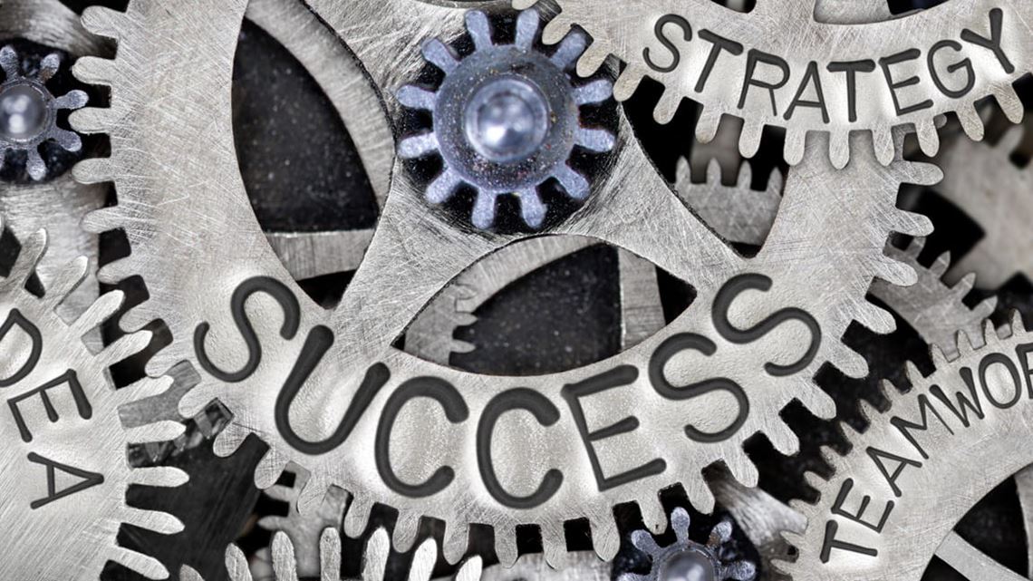 Engranajes girando con la palabra success
