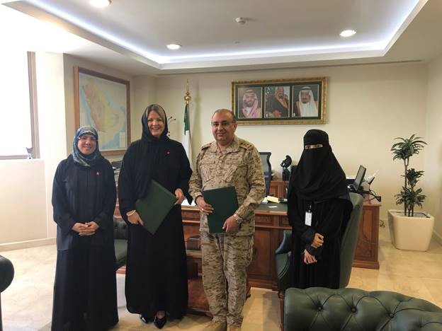 Desde la izquierda: Zehra’ Al-Hilali, directora regional de AHA MENA; Lindsy Hilton, vicepresidenta de AHA, ACE de MENA e India; general de brigada Meshref A. Al-Amri, director general adjunto de asuntos académicos, MOD; y Ghadi Al-Musallam, Relaciones Internacionales y coordinadora de becas, MOD